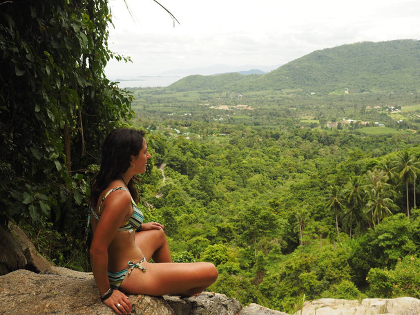 młoda kobieta w lesie koh samui Tajlandia - Zdjęcie, obraz
