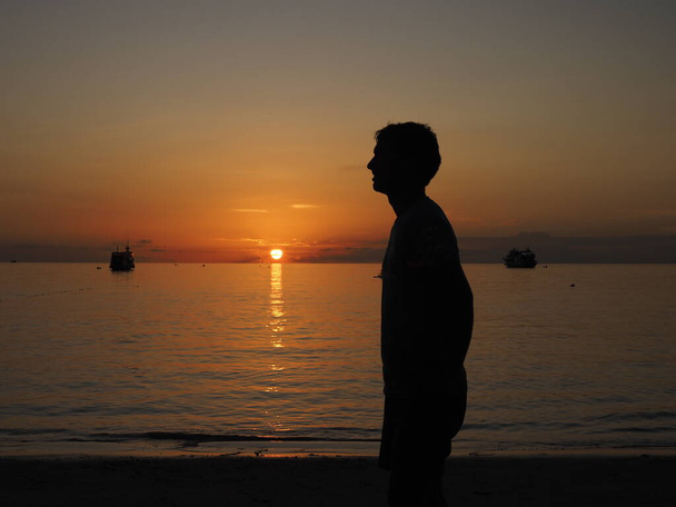 σιλουέτα ενός νεαρού άνδρα σε μια παραλία του koh tao Ταϊλάνδη - Φωτογραφία, εικόνα