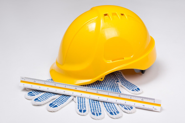 herramientas del constructor - casco, guantes de trabajo y regla sobre blanco  - Foto, Imagen