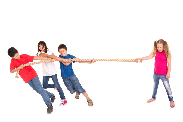 Група дітей тягнуть мотузку
 - Фото, зображення