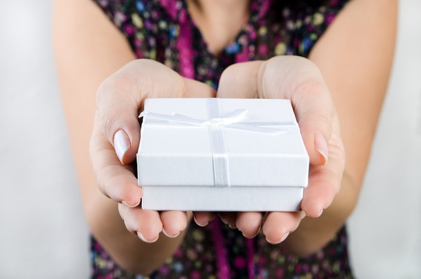 Mãos segurando bela caixa de presente, feminino dando presente, feriados de Natal
 - Foto, Imagem