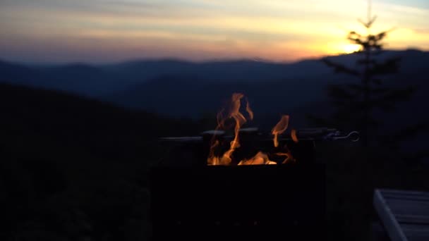 summer barbecue. Flames heating up grill. sunset. - Filmati, video