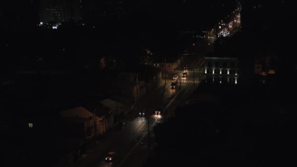 Beelden van bovenaf van trafic jam tijdens nacht in de stad. - Video