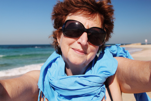 Szczęśliwa seniorka na plaży - Zdjęcie, obraz