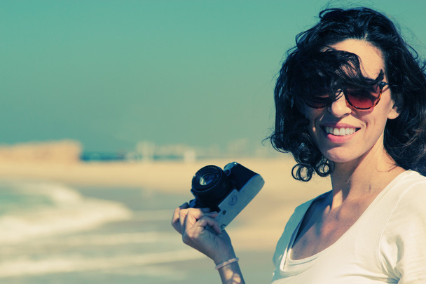 Женщина с винтажной ретро-камерой
 - Фото, изображение