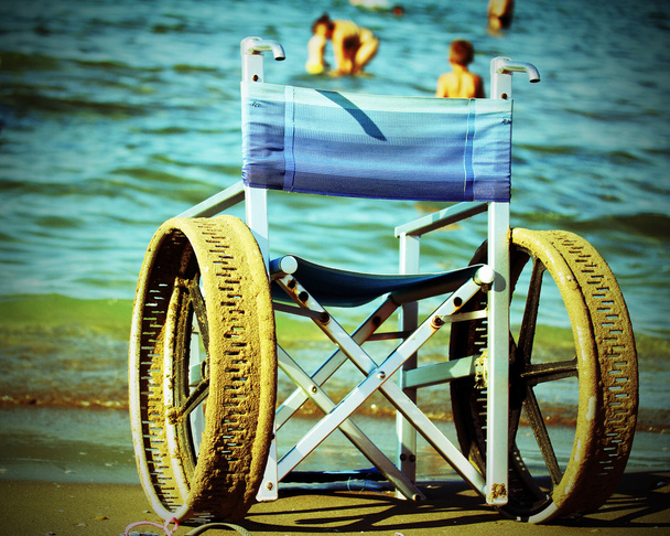 cadeira de rodas com rodas perfuradas
 - Foto, Imagem