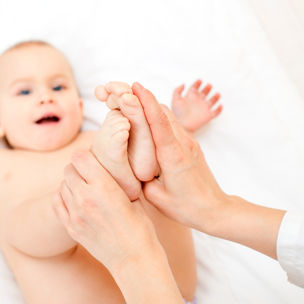 Baby massaggio ai piedi - Foto, immagini