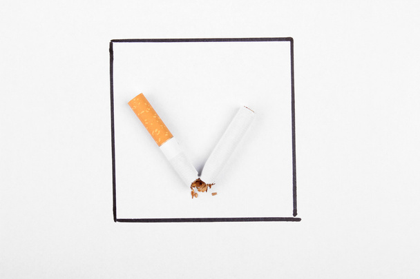Σπασμένα τσιγάρο σαν σημάδι υποδιαίρεσης. Σταματήστε κάπνισμα έννοια. - Φωτογραφία, εικόνα