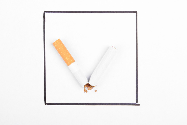 Kırık sigara onay işareti gibi. Durdurmak sigara kavramı. - Fotoğraf, Görsel