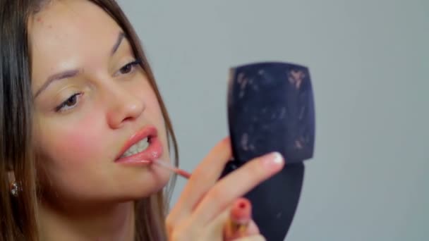 woman painting lips - Materiał filmowy, wideo