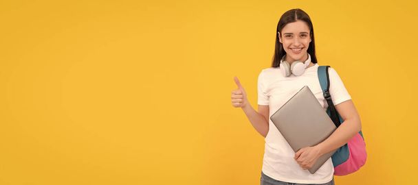 Γυναίκα απομονωμένη προσωπογραφία, πανό με χώρο αντιγραφής. γυναίκα με σχολική τσάντα κρατήσει φορητό υπολογιστή. αγοράζουν online. Πίσω στο σχολείο. ο αντίχειρας - Φωτογραφία, εικόνα