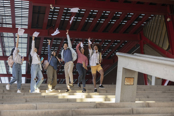 група студентів кидає папери закінчувати уроки закінчення іспитів
 - Фото, зображення