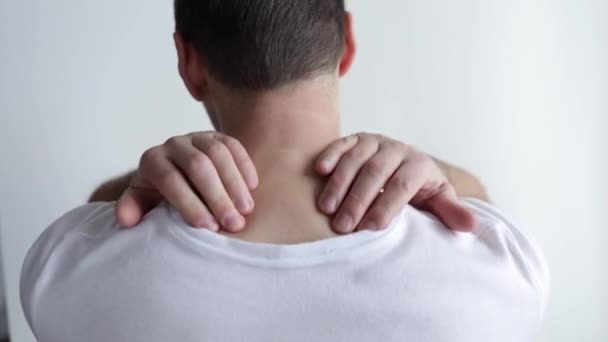 Neck pain, muscle stress and strain. Stressed man massaging neck, close up back view. - Metraje, vídeo