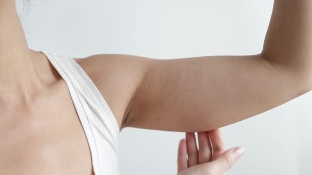 A woman who cares about the extravagant meat of her upper arm - Záběry, video