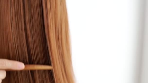 Eine Kundin nach der Haarglättung durch Keratin im Schönheitssalon - Filmmaterial, Video