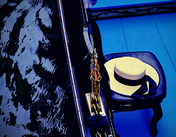 Cappello da gondoliere veneziano su una gondola a Venezia
 - Foto, immagini