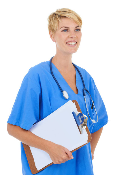 Toll bei ihren Patienten. Eine junge Ärztin hält ein Klemmbrett vor weißem Hintergrund - Foto, Bild