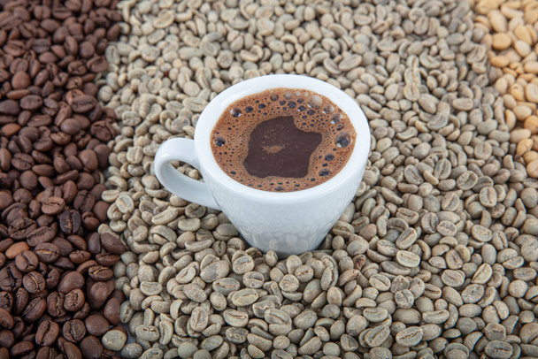 コーヒーメーカーで調理された地上のトルコ式コーヒーとコーヒー豆。トルコのコーヒーコンセプト、コーヒー豆とコーヒーカップの背景. - 写真・画像