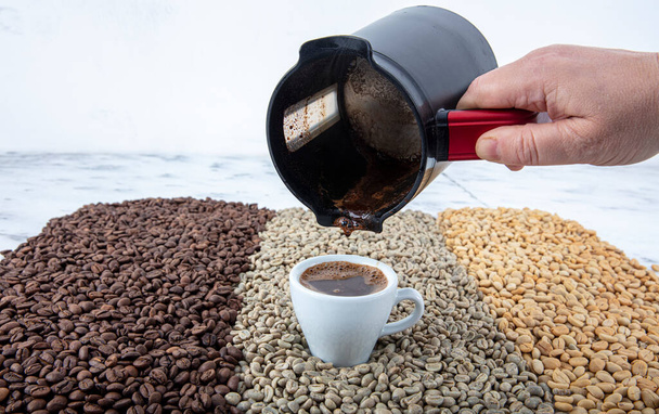 Наземні тюркські кава і кавові боби, приготовані в кавоварці. Турецька концепція кави, кава з кавовими бобами.. - Фото, зображення