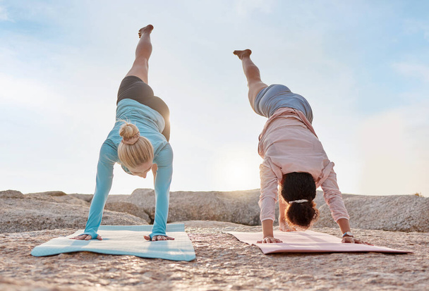 Yoga, estiramiento y fitness con amigos en la playa juntos para la salud mental o el bienestar en verano. Ejercicio, diversidad o naturaleza con una mujer yogui y un amigo fuera para la paz interior o el equilibrio. - Foto, Imagen