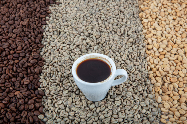 Grãos de café e café turcos moídos cozidos em uma cafeteira. Conceito de café turco, xícara de café com fundo de grãos de café. - Foto, Imagem