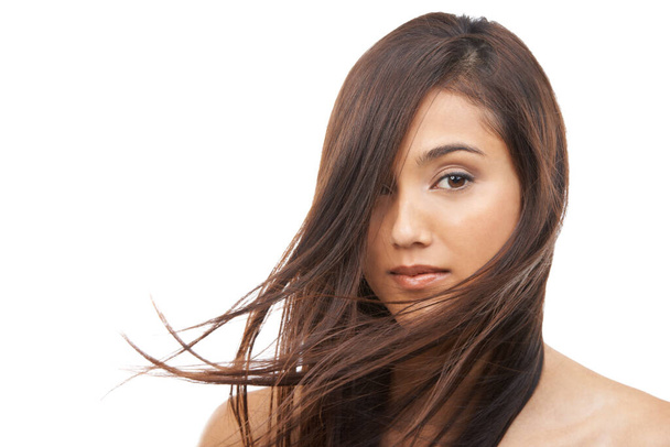 Appassionato di cura dei capelli. Una giovane donna attraente con bei capelli lunghi isolati su bianco - Foto, immagini