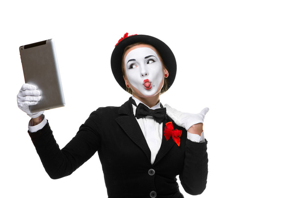 business woman in the image mime holding tablet PC - Foto, Bild