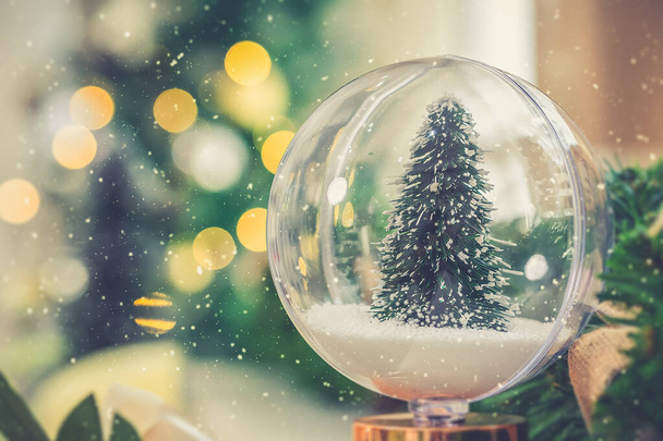 Bellissimo albero di Natale decorato con scatole regalo in inverno. - Foto, immagini