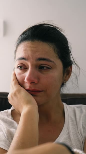 Przygnębiona kobieta cierpiąca na chorobę psychiczną. Smutna nieszczęśliwa kobieta w stresie emocjonalnym. Portret dorosłej dziewczyny płaczącej w pionowym filmie - Materiał filmowy, wideo