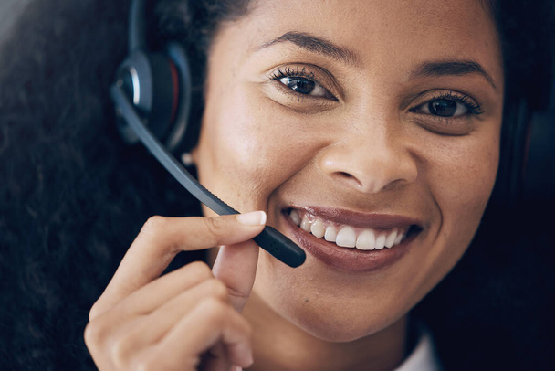 CRM, kasvot tai televiestintä musta nainen hymy menestykseen B2B käsitellä, tukea tai telemarkkinointi toimistossa. Happy, mikrofoni tai call center konsultti muotokuva yhteyttä, asiakaspalvelu tai myyntiverkosto. - Valokuva, kuva