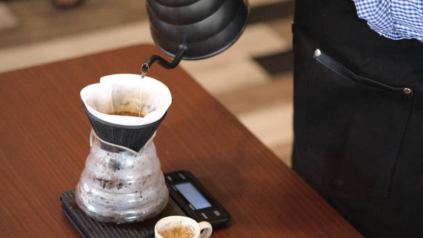 ラティーナ火山のコーヒーペーパーでコーヒーを作るためのドリッパー. - 写真・画像
