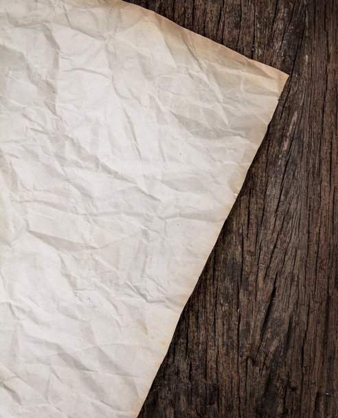 Papel velho enrugado em placa de madeira
 - Foto, Imagem