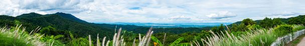 Πανόραμα Άποψη του βουνού και της λίμνης Κουάν Φαγιάο, επαρχία Φαγιάο. - Φωτογραφία, εικόνα