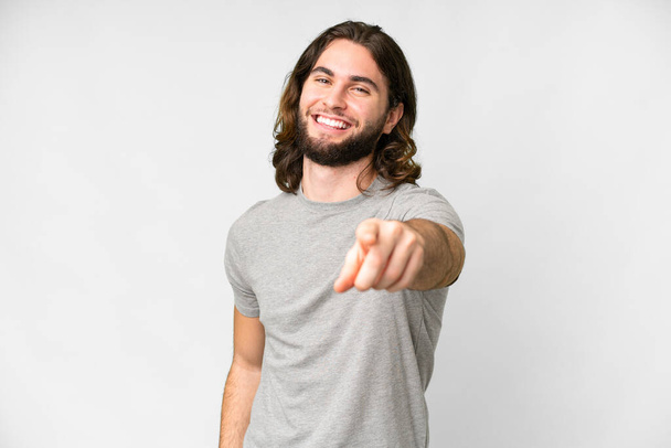 Jeune homme beau sur fond blanc isolé pointant devant avec expression heureuse - Photo, image