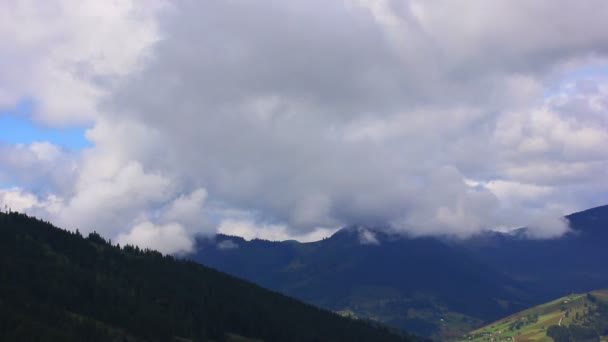 Torbellino de nubes en las montañas. Tiempo transcurrido sin aves
 - Imágenes, Vídeo