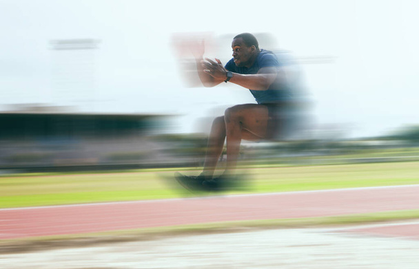 Musta mies, kunto ja korkeushyppy liikunta stadionilla koulutukseen, harjoitteluun tai harjoitteluun. Urheilu, terveys ja mies urheilija käyttäessään ja hyppäämällä nopeasti suorituskykyä, kestävyyttä ja kilpailua ulkona. - Valokuva, kuva