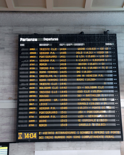 Расписание движения транспорта на железнодорожной станции в Италии
 - Фото, изображение