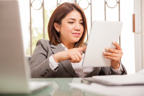 Mulher de negócios usando um tablet
 - Foto, Imagem