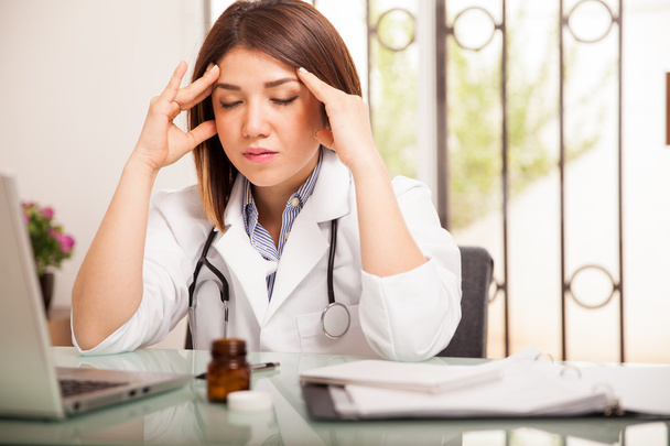 Dottore che soffre di mal di testa
 - Foto, immagini