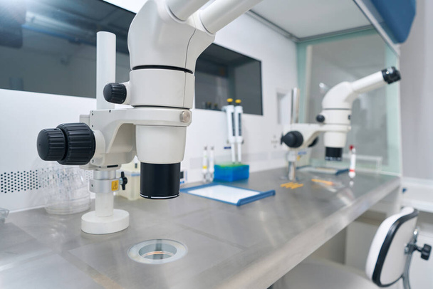 Moderno laboratorio genetico con una serie di dispositivi speciali di laboratorio per la procedura di inseminazione artificiale - Foto, immagini