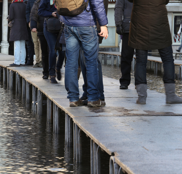 Menschen auf dem Laufsteg in Venedig - Foto, Bild