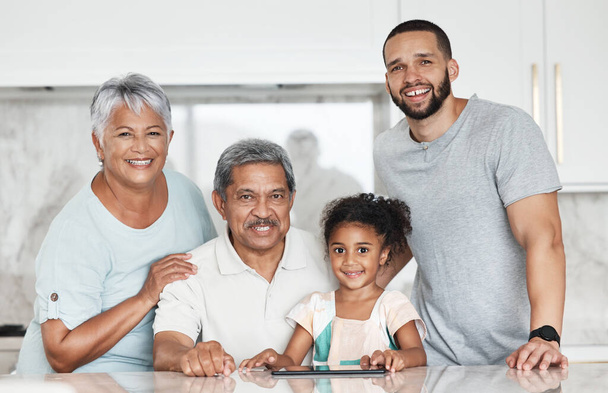 Portret van grootouders, vader en meisje met tablet in keuken glimlach voor hechting, quality time en liefde. Groot gezin, generatie en gelukkig kind met digitale tech glimlach met papa, oma en opa. - Foto, afbeelding