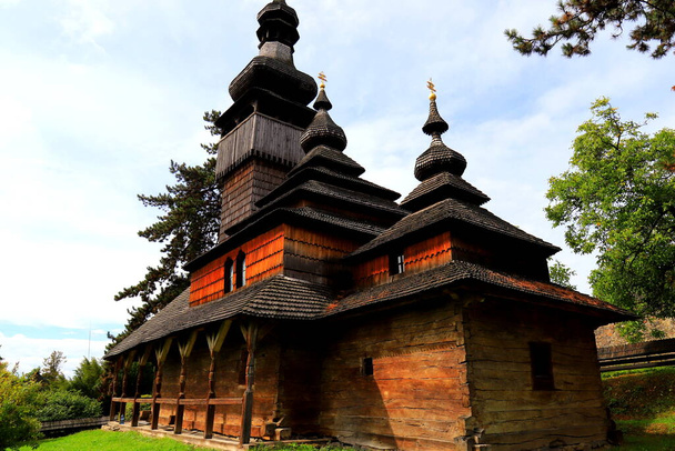Vieille église en bois en Ukraine. Église traditionnelle ukrainienne rurale. Oujgorod Ukraine - Photo, image