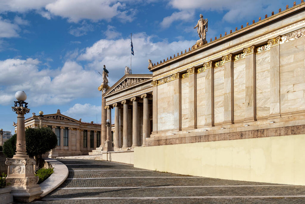 Veduta della facciata dell'Accademia Nazionale di Atene neo edificio classico con frontone sul tema della nascita della dea Atena. Statue di Atena e Apollo - Foto, immagini