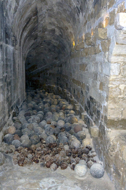 Vista interna della fortezza veneziana Koules (castello a mare). Guardando la stanza piena di palle di cannone all'interno della fortezza - Foto, immagini