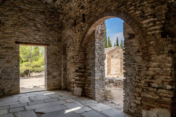 Il tempio di Ayios Marcos o Fragomonastiro è una basilica paleocristiana a tre navate con nartece situata presso il sito archeologico di Taxiarches Hill nel distretto di Kaisariani, Atene, Grecia, all'interno - Foto, immagini