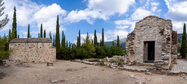 Tempio di Ayios Marcos o Fragomonastiro a destra, tempio di Taxiarches a sinistra, situato presso il sito archeologico di Taxiarches Hill nel distretto di Kaisariani, Atene, Grecia, vista panoramica, nuvole - Foto, immagini