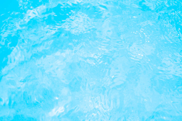 Azul transparente desfocado colorido textura de superfície de água calma clara com salpicos e bolhas. Fundo de natureza abstrata na moda. Ondas de água à luz do sol. fundo de água - Foto, Imagem