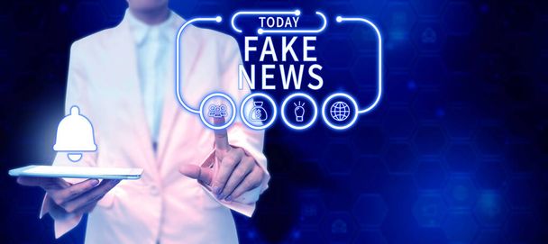 Χειρόγραφη πινακίδα Fake News, Ιντερνετ Έννοια Δίνοντας πληροφορίες σε ανθρώπους που δεν είναι αλήθεια από τα μέσα ενημέρωσης - Φωτογραφία, εικόνα