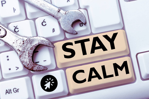 Znak tekstowy pokazujący Stay Calm, Word for Utrzymać w stanie płynnego ruchu nawet pod presją - Zdjęcie, obraz
